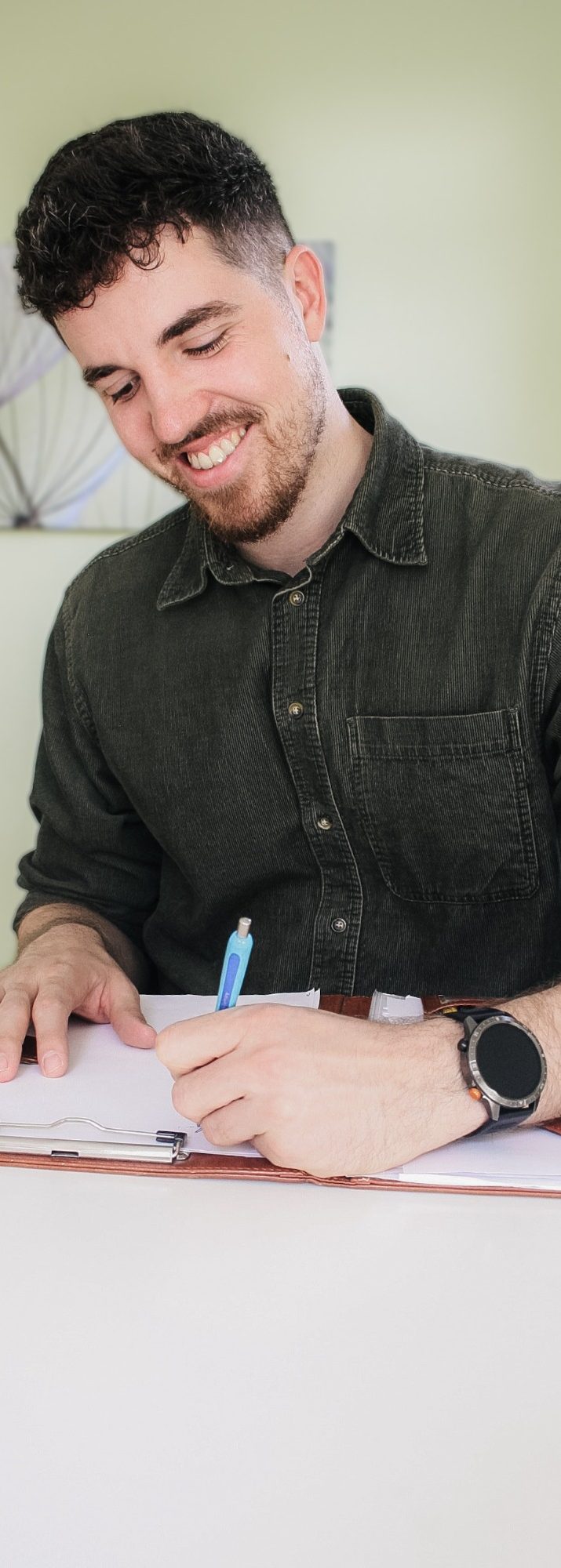 Ruben Schmöger im Beratungsgespräch in seiner Praxis in Oldenburg